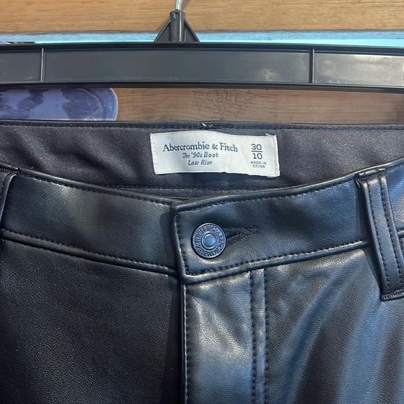Abercrombie and Fitch, the 90s boot low rise vegan leather pants - Picture 3 of 3